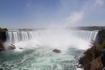 Fototapeta na wymiar Niagara falls and boat