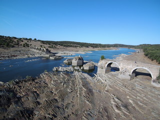 El puente de Ajuda  entre  Olivenza (España) y Elvas (Portugal). Construido por el rey Manuel I en...