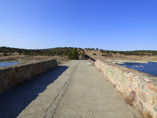 Fototapeta na wymiar El puente de Ajuda entre Olivenza (España) y Elvas (Portugal). Construido por el rey Manuel I en 1509, durante la Guerra de Sucesión Española fue parcialmente destruido.