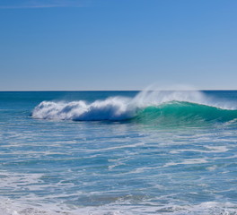 Brechende Welle auf offenem Meer