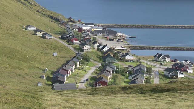 Norwegen, Norge, Honningsv&aring;g, Nordkapp, Mager&oslash;ya, Skarsv&aring;g, Dorf, Fischerdorf, n&ouml;rdlichstes Fischerdorf, Stra&szlig;e, Beleuchtung, Bucht, Haus, H&auml;user, Kutter, Fischkutter