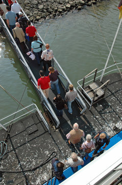 passagiere verlassen &uuml;ber eine einen steiger ein schiff