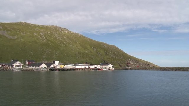 Norwegen, Norge, Honningsv&aring;g, Nordkapp, Mager&oslash;ya, Skarsv&aring;g, Dorf, Fischerdorf, n&ouml;rdlichstes Fischerdorf, Stra&szlig;e, Beleuchtung, Bucht, Haus, H&auml;user, Kutter, Fischkutter