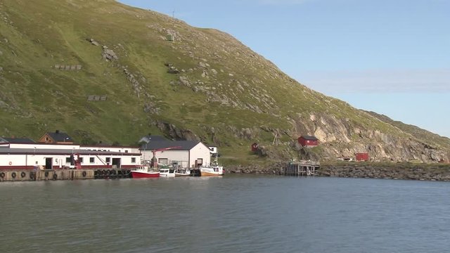 Norwegen, Norge, Honningsv&aring;g, Nordkapp, Mager&oslash;ya, Skarsv&aring;g, Dorf, Fischerdorf, n&ouml;rdlichstes Fischerdorf, Stra&szlig;e, Beleuchtung, Bucht, Haus, H&auml;user, Kutter, Fischkutter