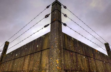 Fototapeta premium Mur d'enceinte avec du barbelé.