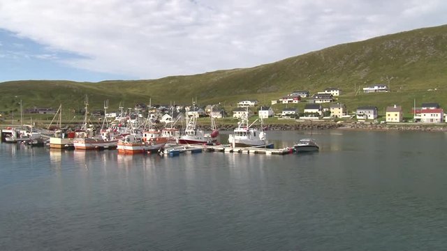 Norwegen, Norge, Honningsv&aring;g, Nordkapp, Mager&oslash;ya, Skarsv&aring;g, Dorf, Fischerdorf, n&ouml;rdlichstes Fischerdorf, Stra&szlig;e, Beleuchtung, Bucht, Haus, H&auml;user, Kutter, Fischkutter