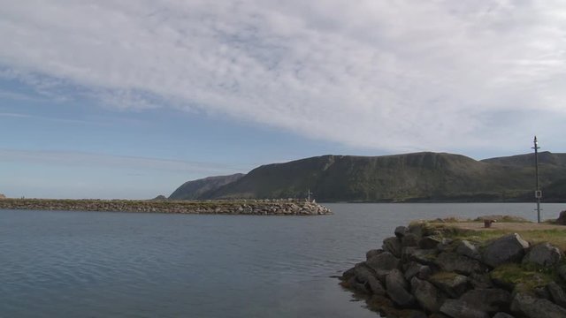 Norwegen, Norge, Honningsv&aring;g, Nordkapp, Mager&oslash;ya, Skarsv&aring;g, Dorf, Fischerdorf, n&ouml;rdlichstes Fischerdorf, Stra&szlig;e, Beleuchtung, Bucht, Haus, H&auml;user, Kutter, Fischkutter