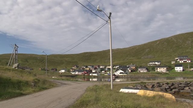 Norwegen, Norge, Honningsv&aring;g, Nordkapp, Mager&oslash;ya, Skarsv&aring;g, Dorf, Fischerdorf, n&ouml;rdlichstes Fischerdorf, Stra&szlig;e, Beleuchtung, Bucht, Haus, H&auml;user, Kutter, Fischkutter