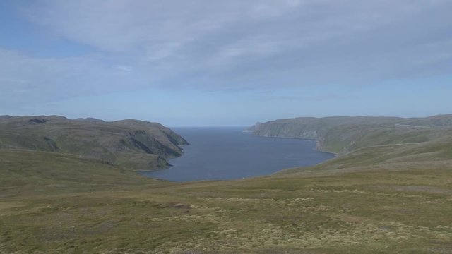 Norwegen, Norge, Nordkapp, Mager&oslash;ya, Gjeasv&aelig;r, Stra&szlig;e, Weg, Fv156, Landstra&szlig;e, Nebenstra&szlig;e, Gras, karg, wild, unber&uuml;hrt, weit, fern, T&uuml;mpel, See, Moor