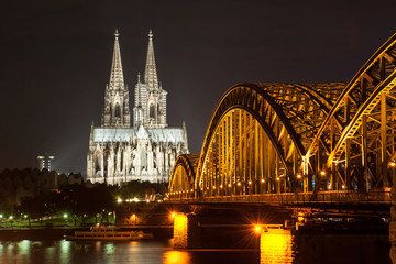 Fototapeta premium Kölner Dom, Hohenzollern Brücke, Wahrzeichen von Köln, Köln bei Nacht