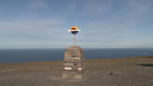Norwegen, Norge, Nordkapp, Nordkap, Finnmark, Honningsv&aring;g, Mager&oslash;ya, Mager&oslash;y, Norden, n&ouml;rdlichster Punkt Europas, Kugel, Denkmal, Klippe, Schiefer, Barentsee