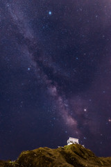 千葉県野島崎灯台の白いベンチと天の川