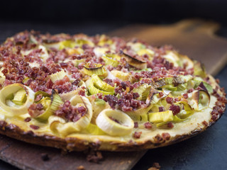 Kasseler Speckkuchen auf Backschieber