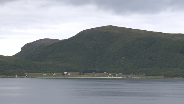 Hilles&oslash;y, Br&uuml;cke, Kurve, Gel&auml;nder, Stra&szlig;enbeleuchtung, Licht, Kval&oslash;ya, Dorf, Stra&szlig;e, Weg, Bucht, Sandstrand, Hafen, Haus, Siedlung, Ebbe