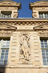 Fototapeta na wymiar Palais à façade ornée dans le Marais à Paris, France