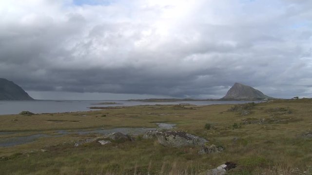 Norwegen, Lofoten, Wetter, Unwetter, Regen, Wolken, E10, Borg, Fjord, K&uuml;ste, Ufer, Vestvag&oslash;y, nass, Sturm, Entfernung, weit, Weg, unendlich, Tundra, Weide, Wiese