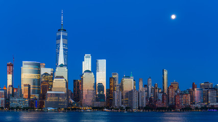Obrazy na Szkle  Dolny Manhattan Skyline i księżyc wschodzący o niebieskiej godzinie, Nowy Jork, USA