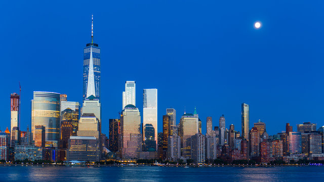 Fototapeta Linia horyzontu dolnego Manhattanu i księżyc rośnie w niebieskiej godzinie, NYC, USA