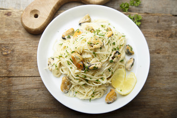 Pasta with mussels and cream sauce