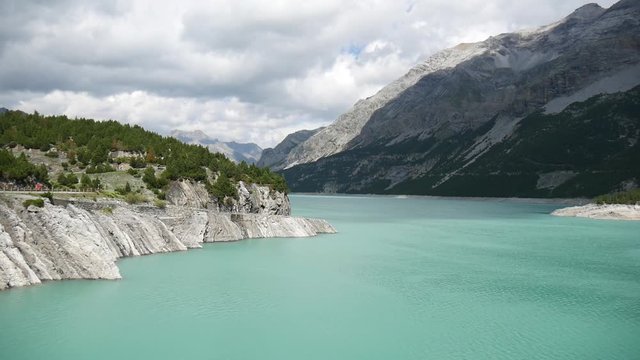 Lago alpino di Cancano nel Parco Nazionale dello Stelvio