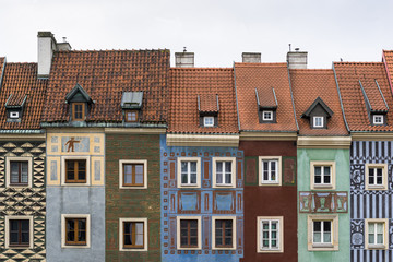 Fototapeta na wymiar Narrow colorful tenement houses in historic main square of Poznań, Poland