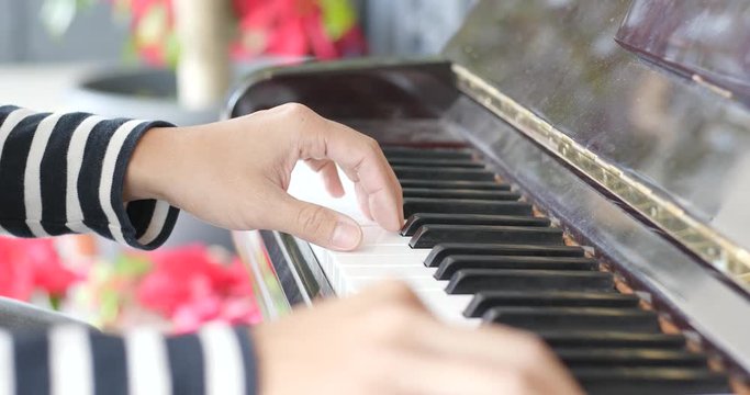 Man play piano