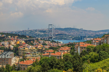 Aufnahme der Bosporus Brücke in Istanbul fotografiert tagsüber von der europäischen Seite im...