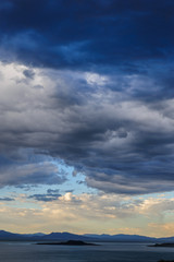 Naklejka premium Storm clouds over mono lake