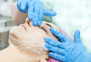 Fototapeta premium Process cosmetic mask of massage and facials in beauty salon