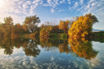 Fototapeta premium Autumn reflections over the river