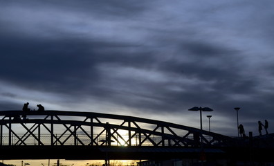 Silhouetten auf der blauen Brücke