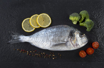 Pesce sul sasso bagnato