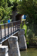 garçon marchant sur le pont de l'île d'Aix