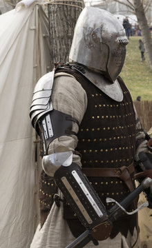 Soldado medieval.
Atuendo que usaban los soldados en las guerras medievales.
