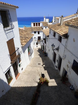 Altea, pueblo de  Alicante, España, situado en la comarca de la Marina Baja, en la costa mediterránea de la bahía de Altea, al sur de Calpe y al norte de Alfaz del Pi.
