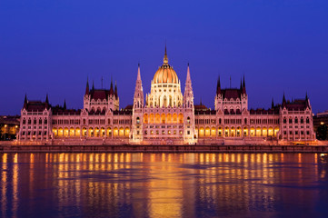 Naklejka premium The Hungarian Parliament by the Danube River