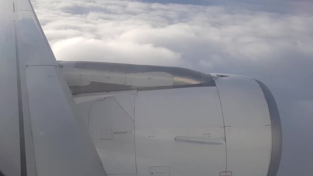 avi&oacute;n volando entre nubes