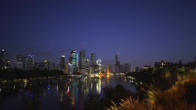 wide angle early morning clip of brisbane from kangaroo point in queensland, australia