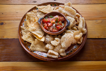 Mexican sauce with pork rinds and totopos