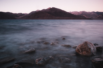 Obraz premium Landscape image of Pangong lake with mountains view and blue sky background