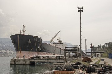 Transportschiff im Hafen