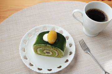 抹茶のロールケーキとコーヒー