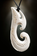 Weißer gravierter Angelhaken Anhänger aus Knochen als Maori Symbol Schmuck Hei Matau