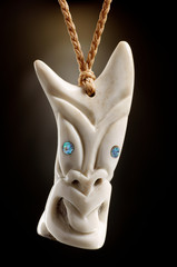 Obraz premium Tiki Anhänger aus Hirschgeweih mit Paua Muschel Augen, polynesische Handwerkskunst