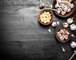 Fresh garlic in wooden bowls.