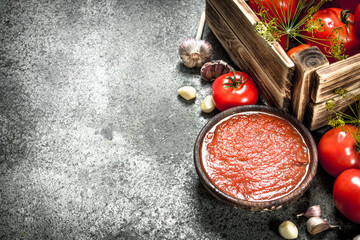 Tomato sauce with spices and garlic in a bowl.