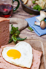 Ein Herz für deftige Mahlzeit- Fleischkäse mit Spiegelei