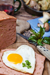 Typisch bayrisches Mittagessen mit Leberkäse und Spiegelei