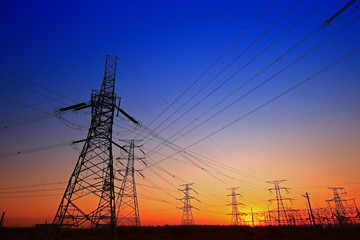 Fototapeta premium Sylwetka zachód pylonu