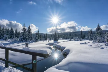Gordijnen Winter berglandschap met beek en houten brug. Bomen en de zon worden weerspiegeld in het water. Izera-gebergte, Tsjechië, Europa. © msnobody